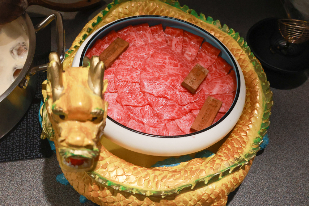 台北東區｜金洹苑日式燒肉鍋物放題。台北寵物友善餐廳推薦、和牛螃蟹龍蝦海鮮吃到飽、火烤兩吃、寵物可落地、毛孩鮮食餐