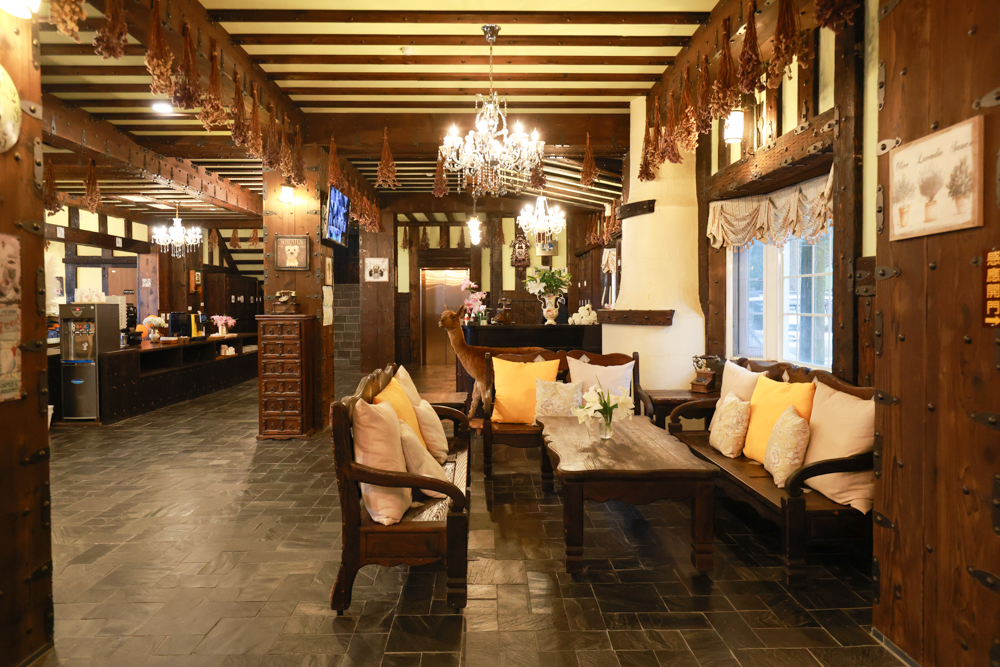 清境凡賽斯莊園 Vanse Manor|南法歐風木屋城堡 × 擁抱山嵐雲海的歐式夢幻莊園 × 寵物友善住宿推薦 × 火鍋晚餐 - 第6張圖