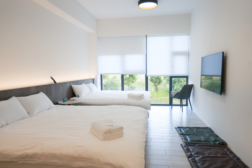 宜蘭冬山寵物友善住宿|林小狗宜蘭稻香店|270坪大草皮+純白質感民宿+狗狗最愛的大草皮民宿+寵物友善民宿推薦 - 第22張圖