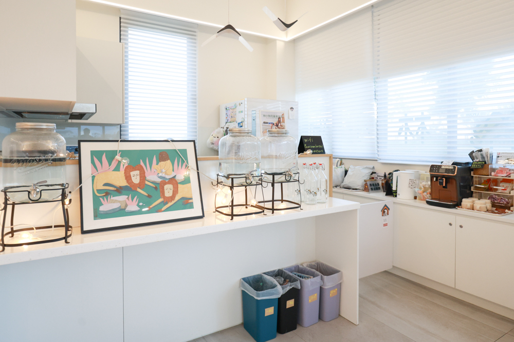 宜蘭冬山寵物友善住宿|林小狗宜蘭稻香店|270坪大草皮+純白質感民宿+狗狗最愛的大草皮民宿+寵物友善民宿推薦 - 第17張圖