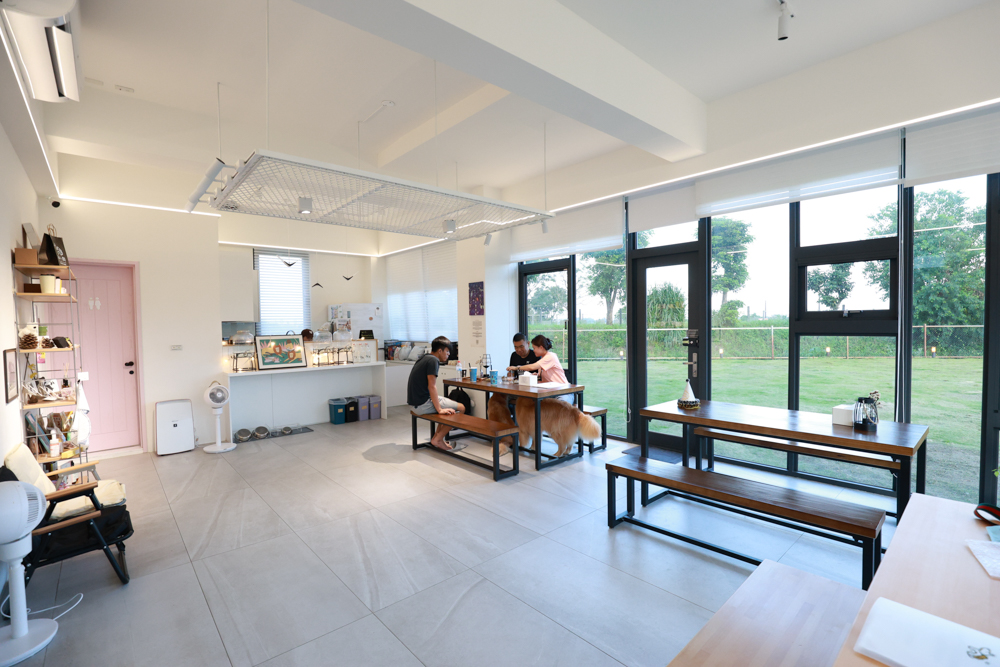 宜蘭冬山寵物友善住宿|林小狗宜蘭稻香店|270坪大草皮+純白質感民宿+狗狗最愛的大草皮民宿+寵物友善民宿推薦 - 第12張圖