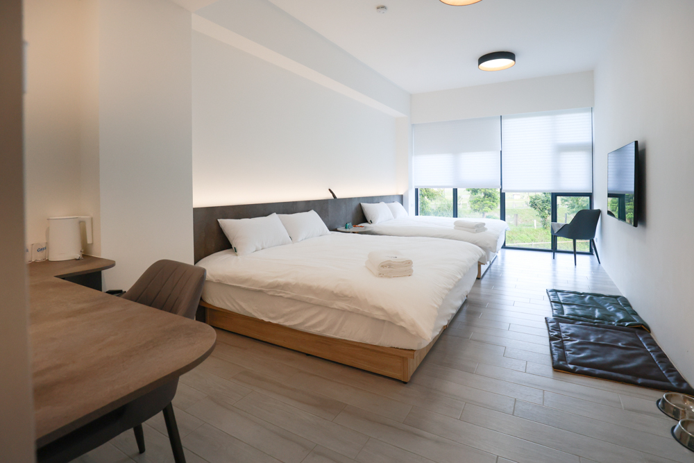 宜蘭冬山寵物友善住宿|林小狗宜蘭稻香店|270坪大草皮+純白質感民宿+狗狗最愛的大草皮民宿+寵物友善民宿推薦 - 第21張圖