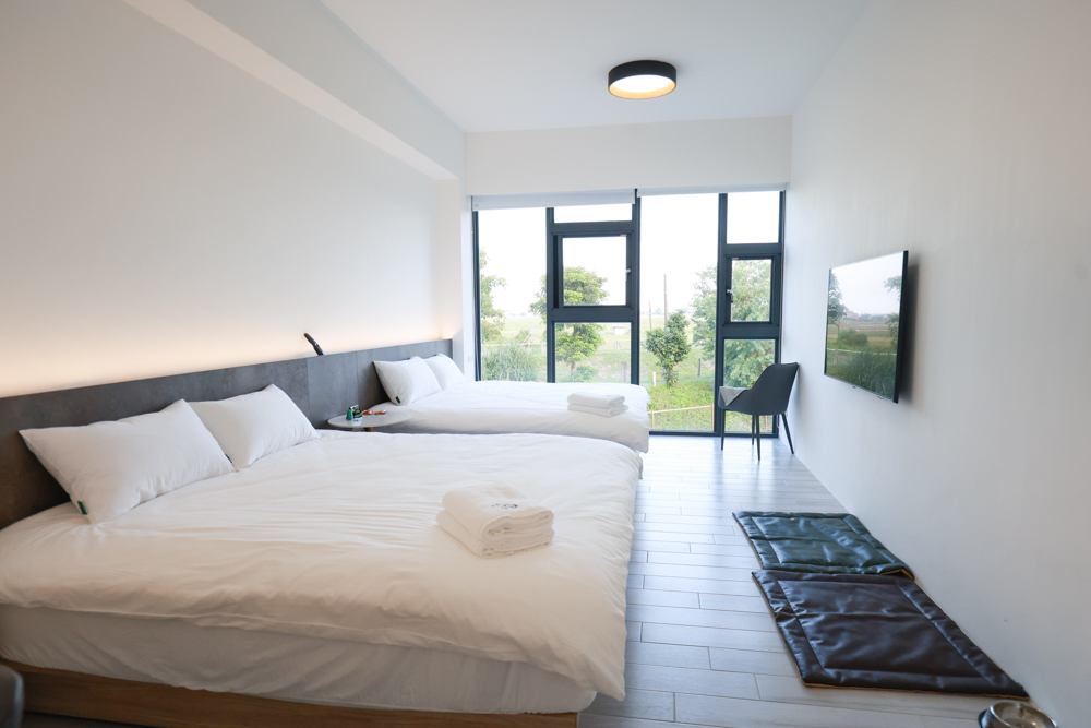 宜蘭冬山寵物友善住宿|林小狗宜蘭稻香店|270坪大草皮+純白質感民宿+狗狗最愛的大草皮民宿+寵物友善民宿推薦 - 第20張圖