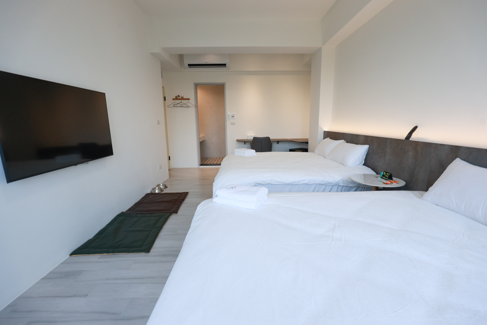 宜蘭冬山寵物友善住宿|林小狗宜蘭稻香店|270坪大草皮+純白質感民宿+狗狗最愛的大草皮民宿+寵物友善民宿推薦 - 第23張圖