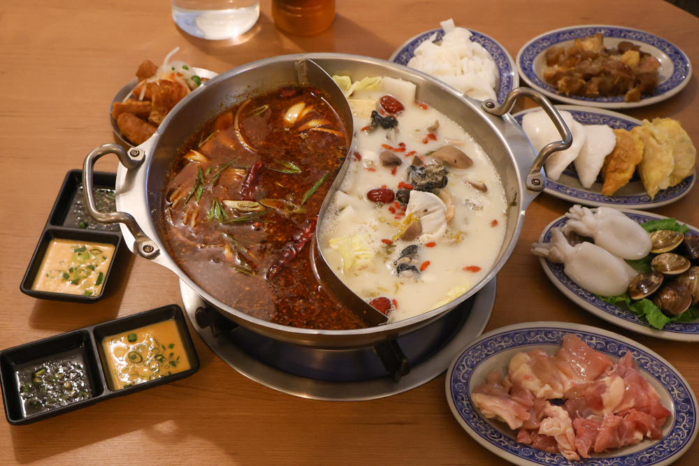 苗栗火鍋推薦｜貢鍋共鍋麻辣火鍋。老洋宅客家麻辣鍋底・手工蛋餃、水晶餃必吃・寵物友善餐廳