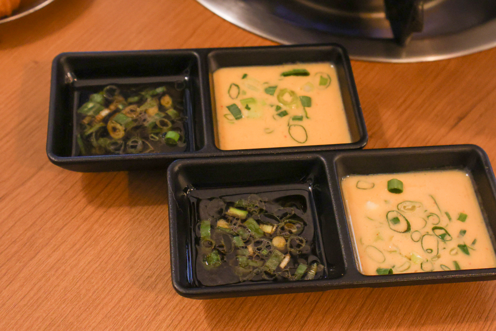 苗栗火鍋推薦｜貢鍋共鍋麻辣火鍋。老洋宅客家麻辣鍋底・手工蛋餃、水晶餃必吃・寵物友善餐廳