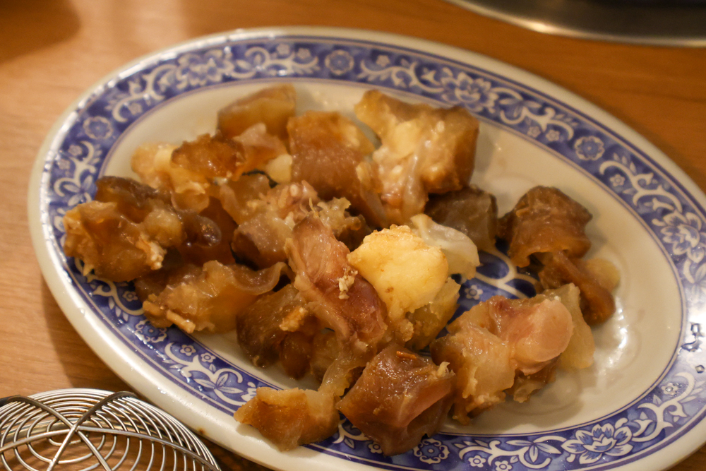 苗栗火鍋推薦｜貢鍋共鍋麻辣火鍋。老洋宅客家麻辣鍋底・手工蛋餃、水晶餃必吃・寵物友善餐廳