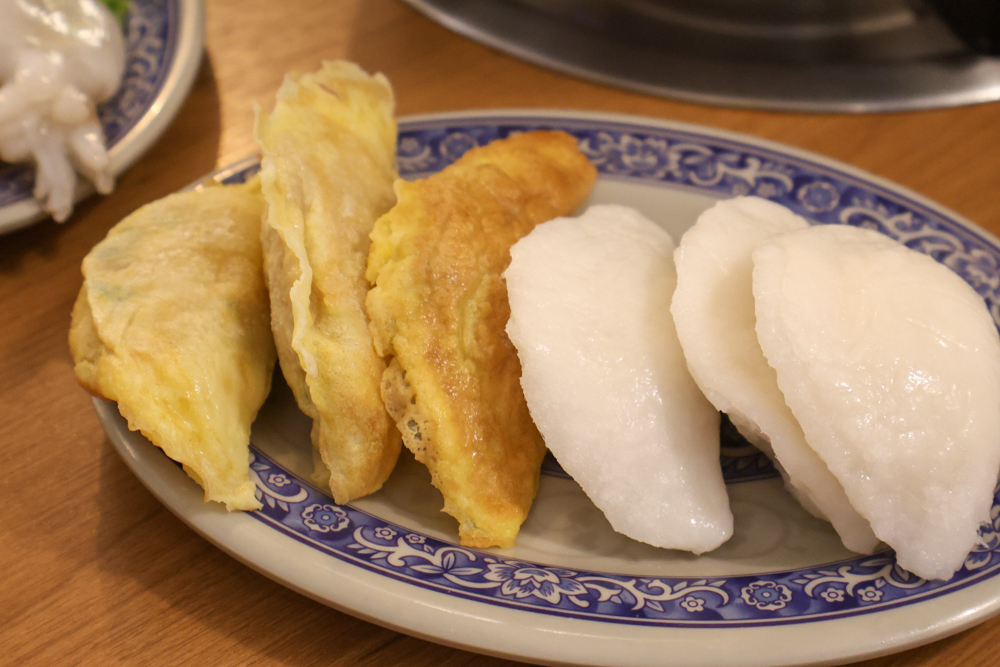 苗栗火鍋推薦｜貢鍋共鍋麻辣火鍋。老洋宅客家麻辣鍋底・手工蛋餃、水晶餃必吃・寵物友善餐廳