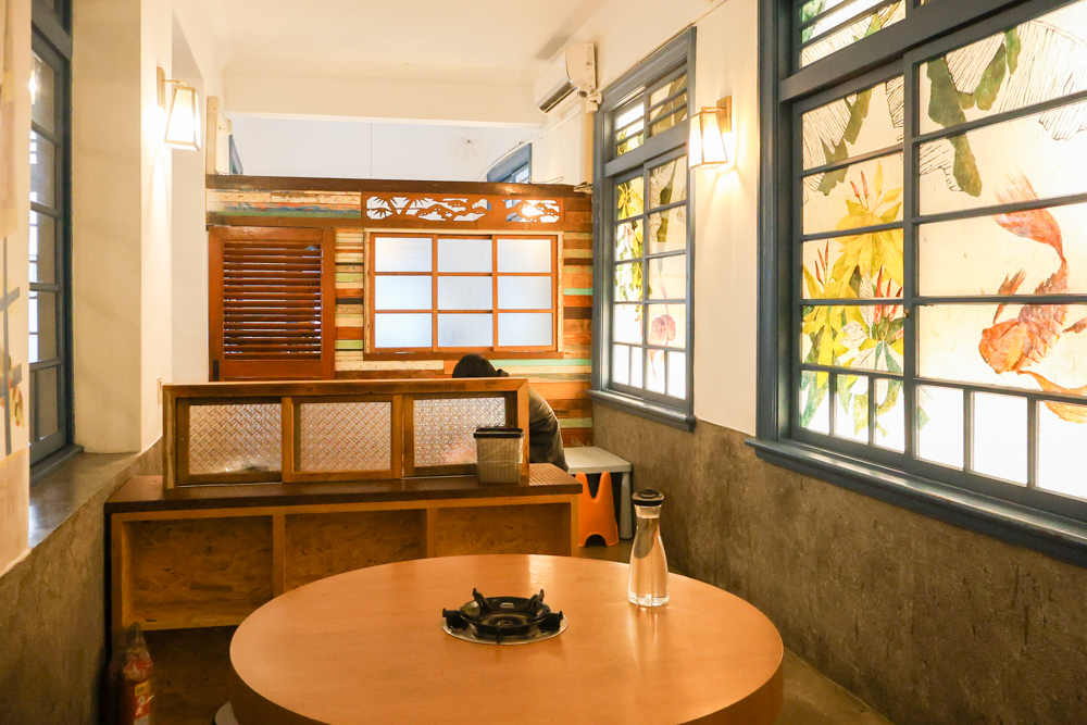 苗栗火鍋推薦｜貢鍋共鍋麻辣火鍋。老洋宅客家麻辣鍋底・手工蛋餃、水晶餃必吃・寵物友善餐廳