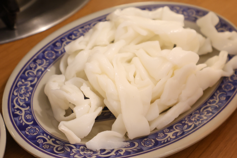 苗栗火鍋推薦｜貢鍋共鍋麻辣火鍋。老洋宅客家麻辣鍋底・手工蛋餃、水晶餃必吃・寵物友善餐廳