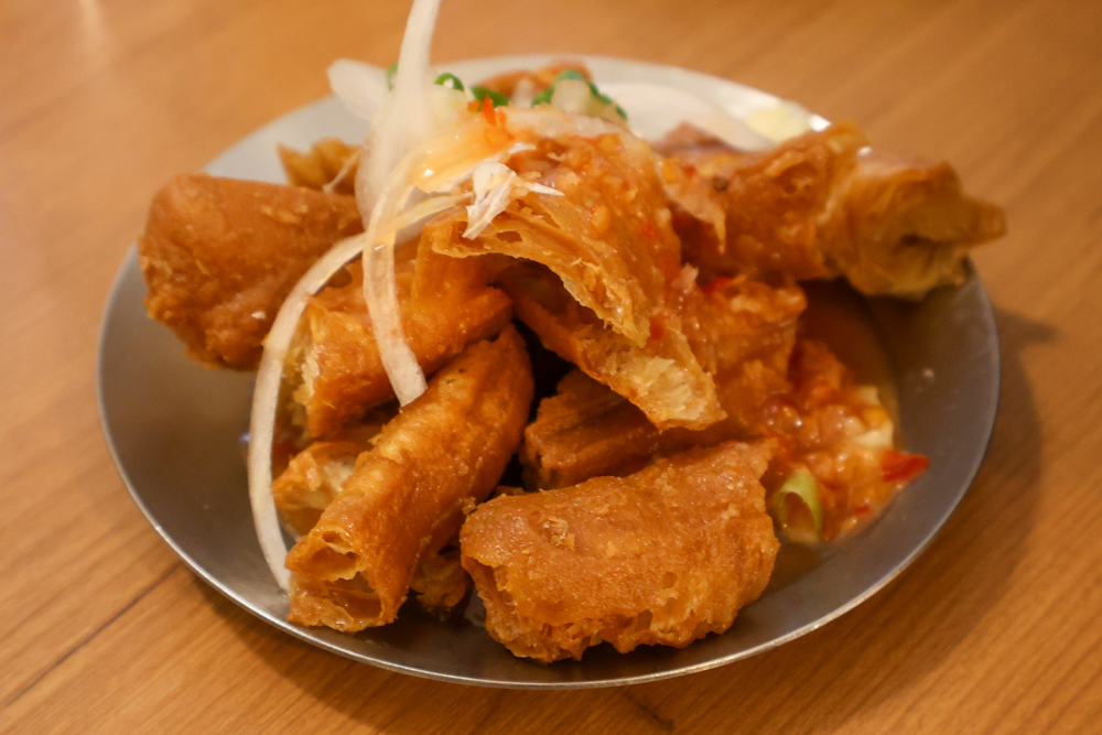 苗栗火鍋推薦｜貢鍋共鍋麻辣火鍋。老洋宅客家麻辣鍋底・手工蛋餃、水晶餃必吃・寵物友善餐廳