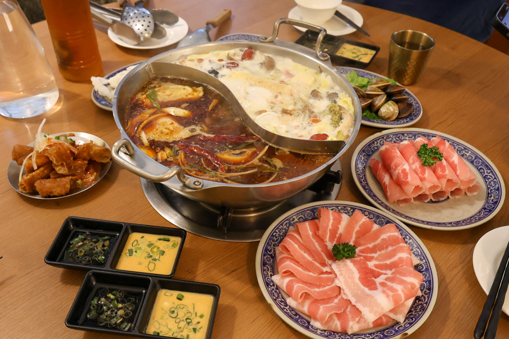 苗栗火鍋推薦｜貢鍋共鍋麻辣火鍋。老洋宅客家麻辣鍋底・手工蛋餃、水晶餃必吃・寵物友善餐廳