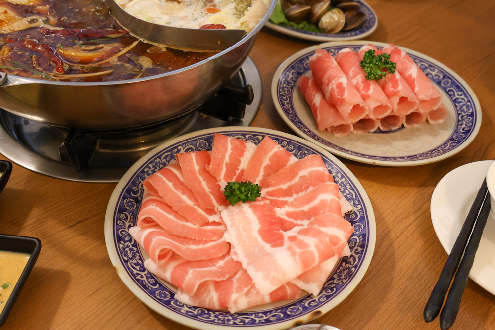 苗栗火鍋推薦｜貢鍋共鍋麻辣火鍋。老洋宅客家麻辣鍋底・手工蛋餃、水晶餃必吃・寵物友善餐廳