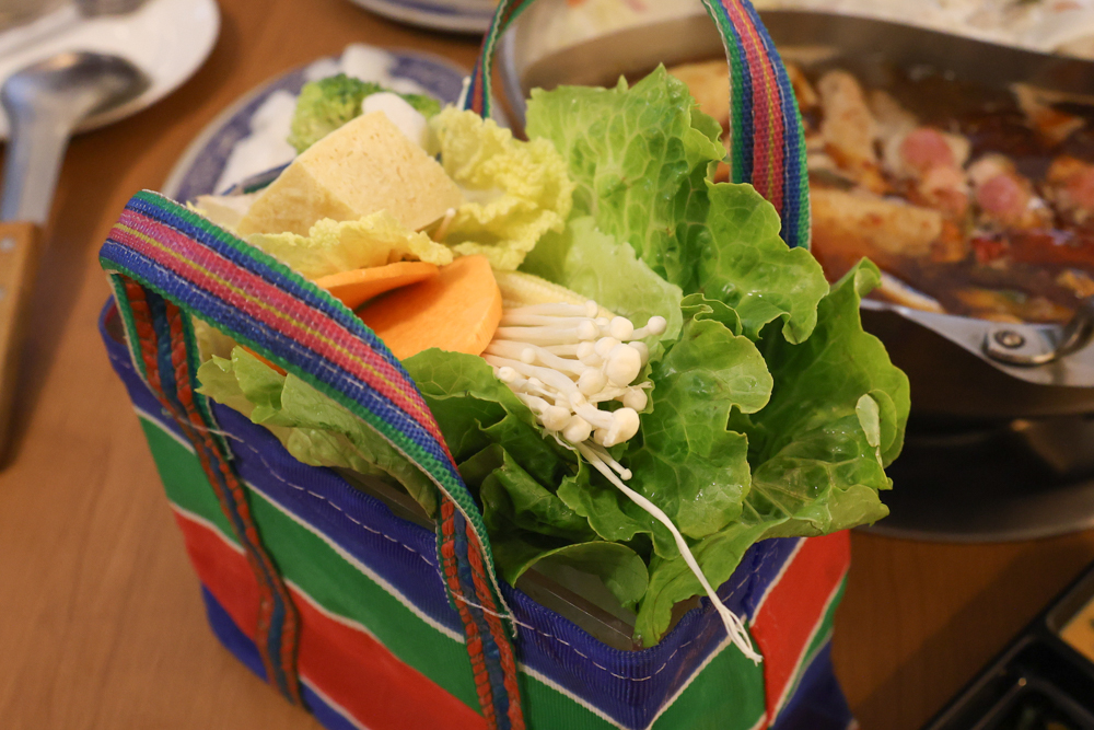 苗栗火鍋推薦｜貢鍋共鍋麻辣火鍋。老洋宅客家麻辣鍋底・手工蛋餃、水晶餃必吃・寵物友善餐廳