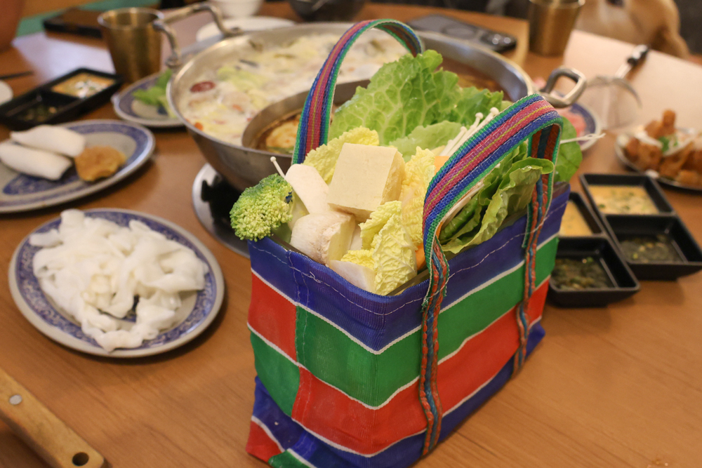 苗栗火鍋推薦｜貢鍋共鍋麻辣火鍋。老洋宅客家麻辣鍋底・手工蛋餃、水晶餃必吃・寵物友善餐廳