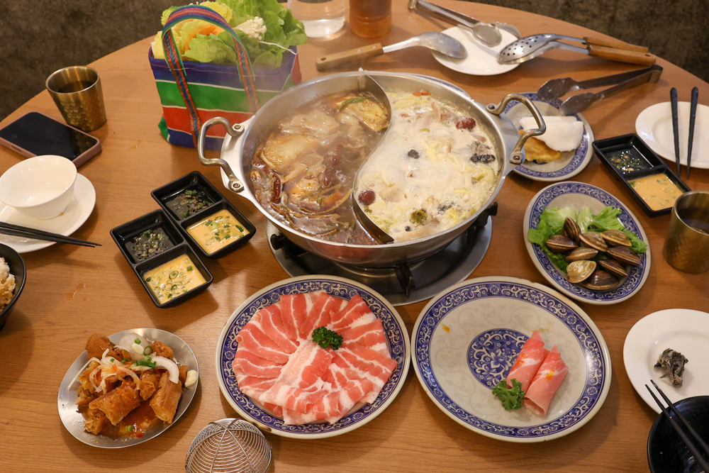苗栗火鍋推薦｜貢鍋共鍋麻辣火鍋。老洋宅客家麻辣鍋底・手工蛋餃、水晶餃必吃・寵物友善餐廳