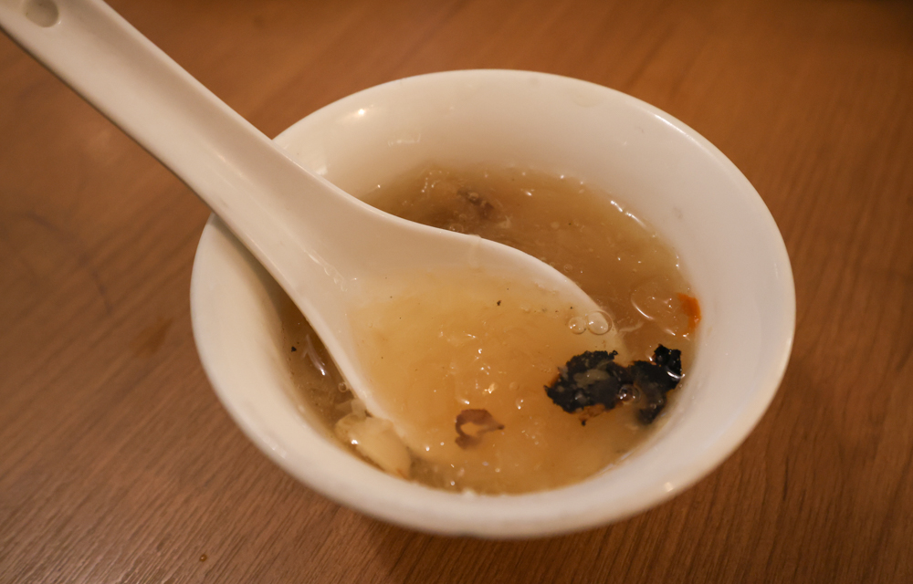 苗栗火鍋推薦｜貢鍋共鍋麻辣火鍋。老洋宅客家麻辣鍋底・手工蛋餃、水晶餃必吃・寵物友善餐廳