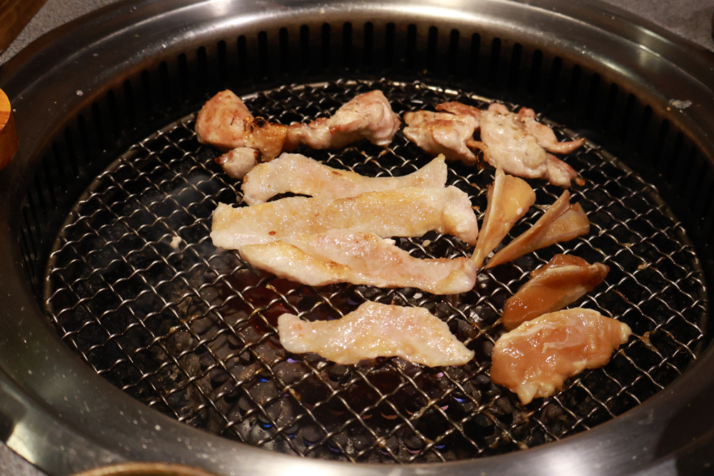 台北東區|金洹苑日式燒肉鍋物放題。台北寵物友善餐廳推薦、和牛螃蟹龍蝦海鮮吃到飽、火烤兩吃、寵物可落地、毛孩鮮食餐 - 第35張圖