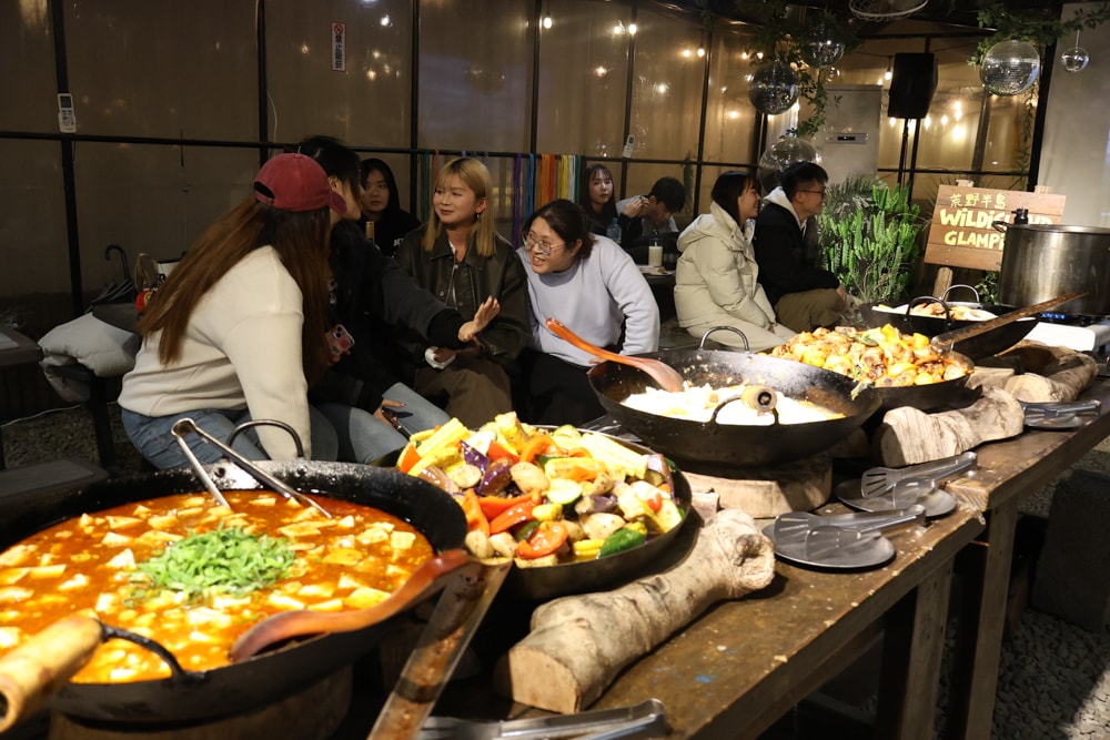 苗栗荒野半島 Glamping ｜湖景第一排豪華露營、一泊二食＋樂團駐唱、寵物友善可帶毛孩