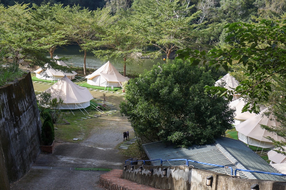 苗栗荒野半島 Glamping ｜湖景第一排豪華露營、一泊二食＋樂團駐唱、寵物友善可帶毛孩