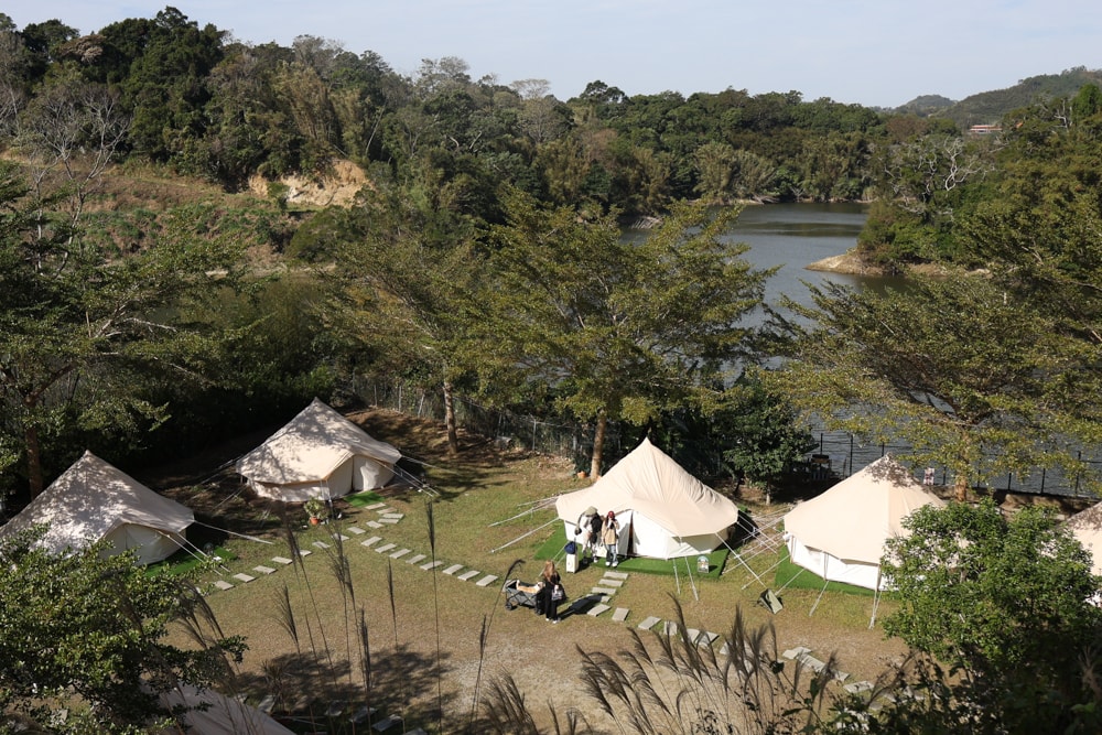 苗栗荒野半島 Glamping ｜湖景第一排豪華露營、一泊二食＋樂團駐唱、寵物友善可帶毛孩