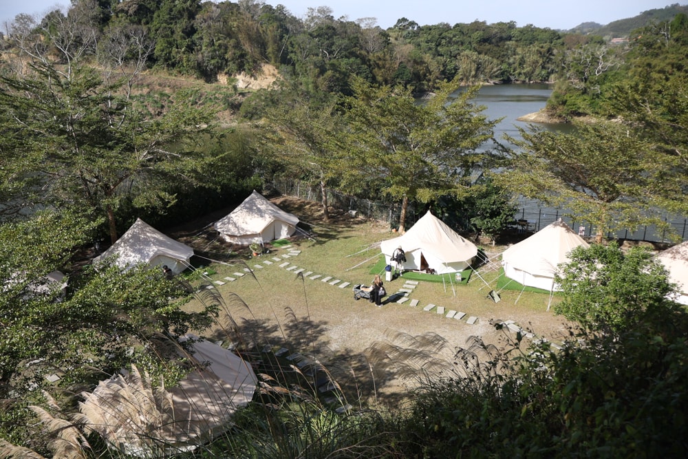 苗栗荒野半島 Glamping ｜湖景第一排豪華露營、一泊二食＋樂團駐唱、寵物友善可帶毛孩