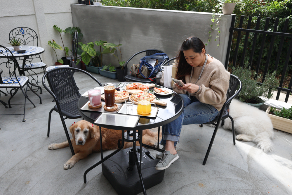 觀山咖啡。五股觀音山秘境咖啡廳|老屋改造、寵物友善、現烤披薩與甜點一次滿足 - 第9張圖 觀山咖啡。五股觀音山秘境咖啡廳|老屋改造、寵物友善、現烤披薩與甜點一次滿足