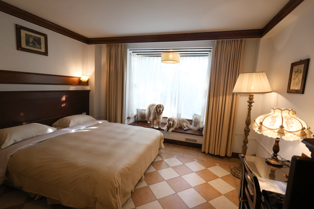 宜蘭寵物友善飯店｜香格里拉冬山河渡假飯店。寵物可入住指定房型！歐風城堡飯店＋美人湯＋超豐盛早餐，超適合度假