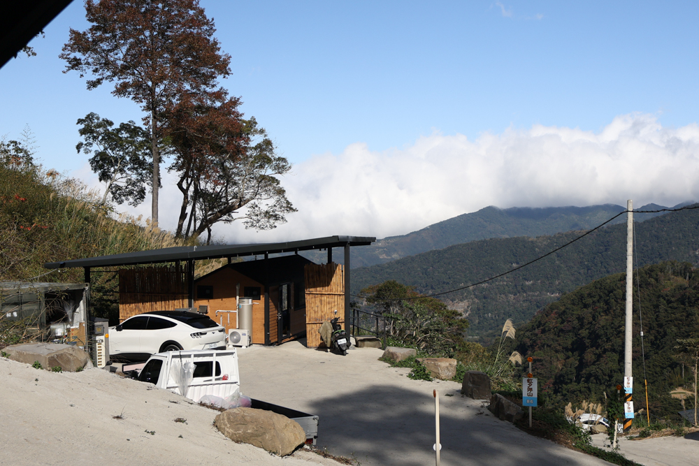 新竹尖石｜虹夕尖石 Villa 免搭帳露營區 ｜雲海山景、小木屋、太空艙、焚火爐夜景、寵物友善