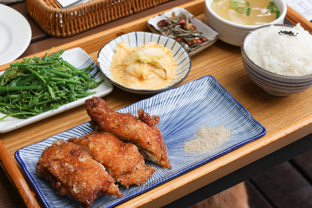 新竹尖石景點｜日見森嵐。山景第一排玻璃屋咖啡廳、寵物友善餐廳，可帶狗狗一起吃鍋放空、欣賞絕美山嵐美景！