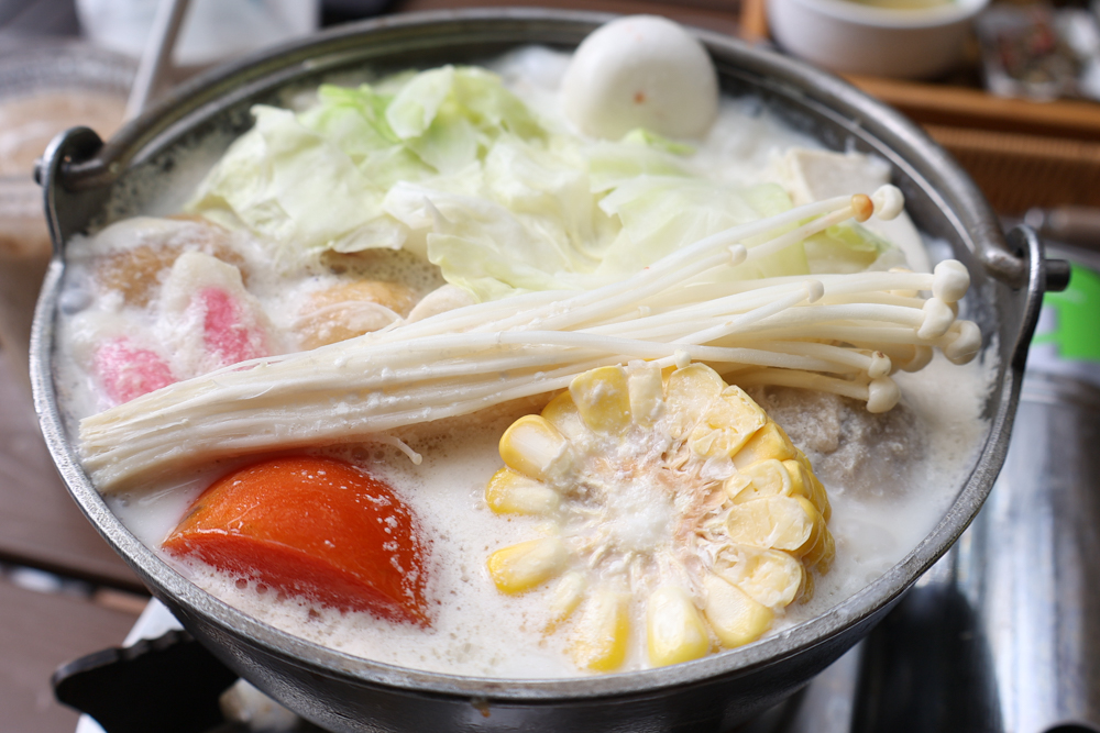 新竹尖石景點｜日見森嵐。山景第一排玻璃屋咖啡廳、寵物友善餐廳，可帶狗狗一起吃鍋放空、欣賞絕美山嵐美景！