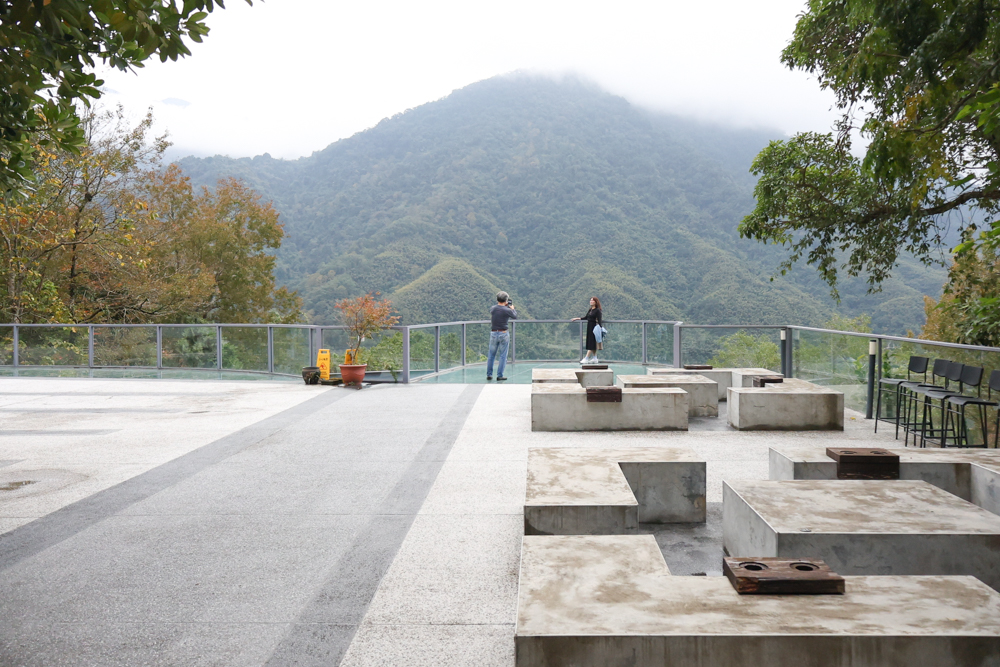 新竹尖石景點｜日見森嵐。山景第一排玻璃屋咖啡廳、寵物友善餐廳，可帶狗狗一起吃鍋放空、欣賞絕美山嵐美景！