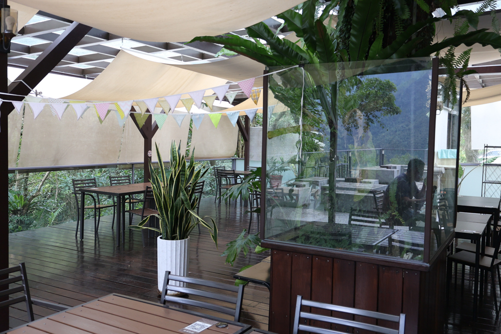 新竹尖石景點｜日見森嵐。山景第一排玻璃屋咖啡廳、寵物友善餐廳，可帶狗狗一起吃鍋放空、欣賞絕美山嵐美景！