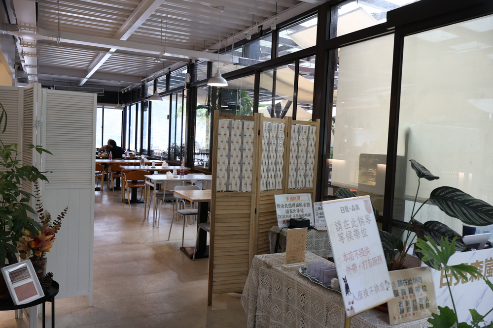 新竹尖石景點｜日見森嵐。山景第一排玻璃屋咖啡廳、寵物友善餐廳，可帶狗狗一起吃鍋放空、欣賞絕美山嵐美景！