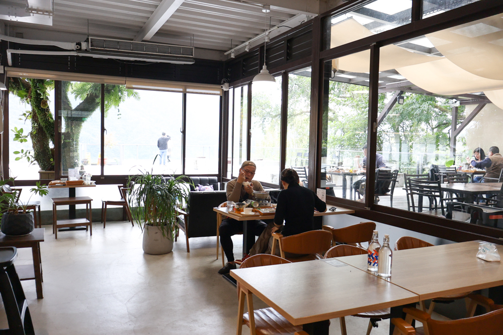 新竹尖石景點｜日見森嵐。山景第一排玻璃屋咖啡廳、寵物友善餐廳，可帶狗狗一起吃鍋放空、欣賞絕美山嵐美景！