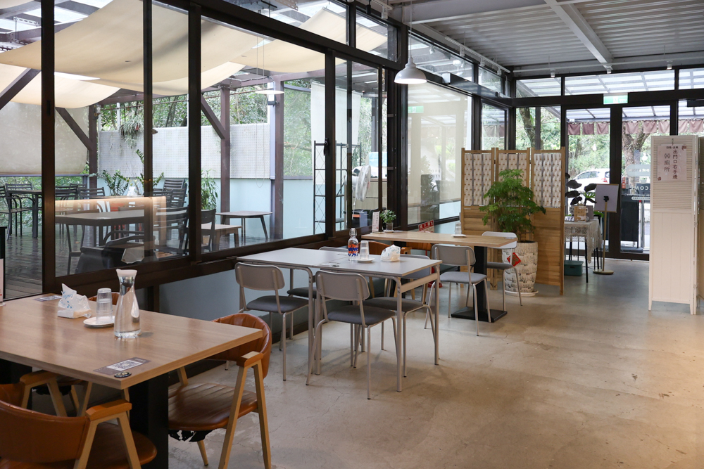 新竹尖石景點｜日見森嵐。山景第一排玻璃屋咖啡廳、寵物友善餐廳，可帶狗狗一起吃鍋放空、欣賞絕美山嵐美景！