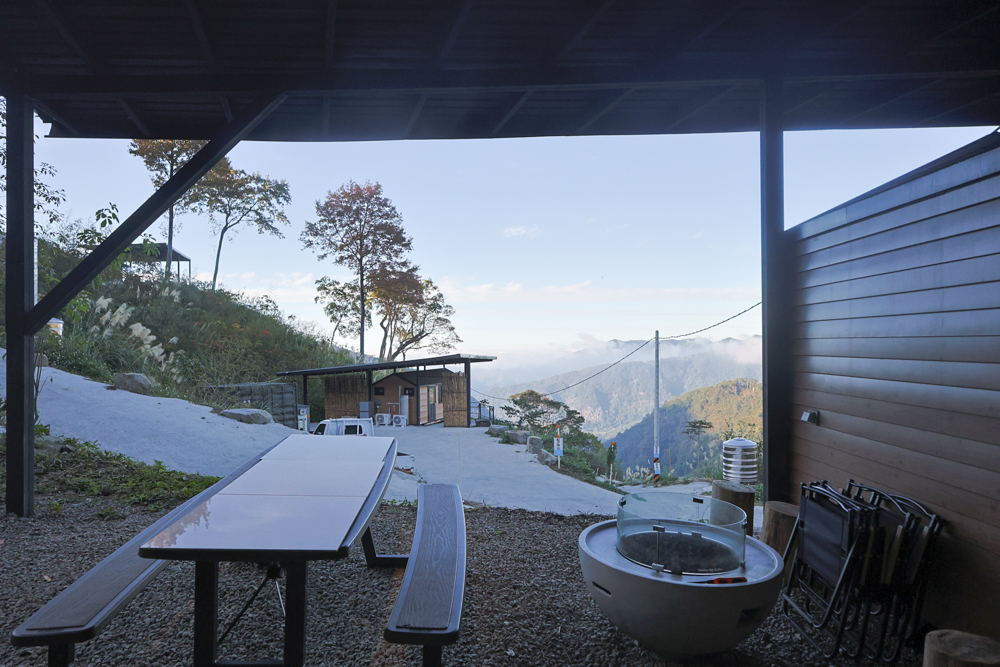 新竹尖石｜虹夕尖石 Villa 免搭帳露營區 ｜雲海山景、小木屋、太空艙、焚火爐夜景、寵物友善
