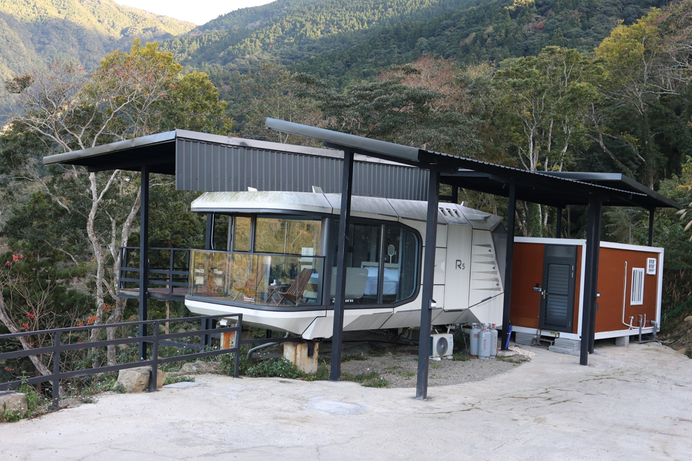 新竹尖石｜虹夕尖石 Villa 免搭帳露營區 ｜雲海山景、小木屋、太空艙、焚火爐夜景、寵物友善