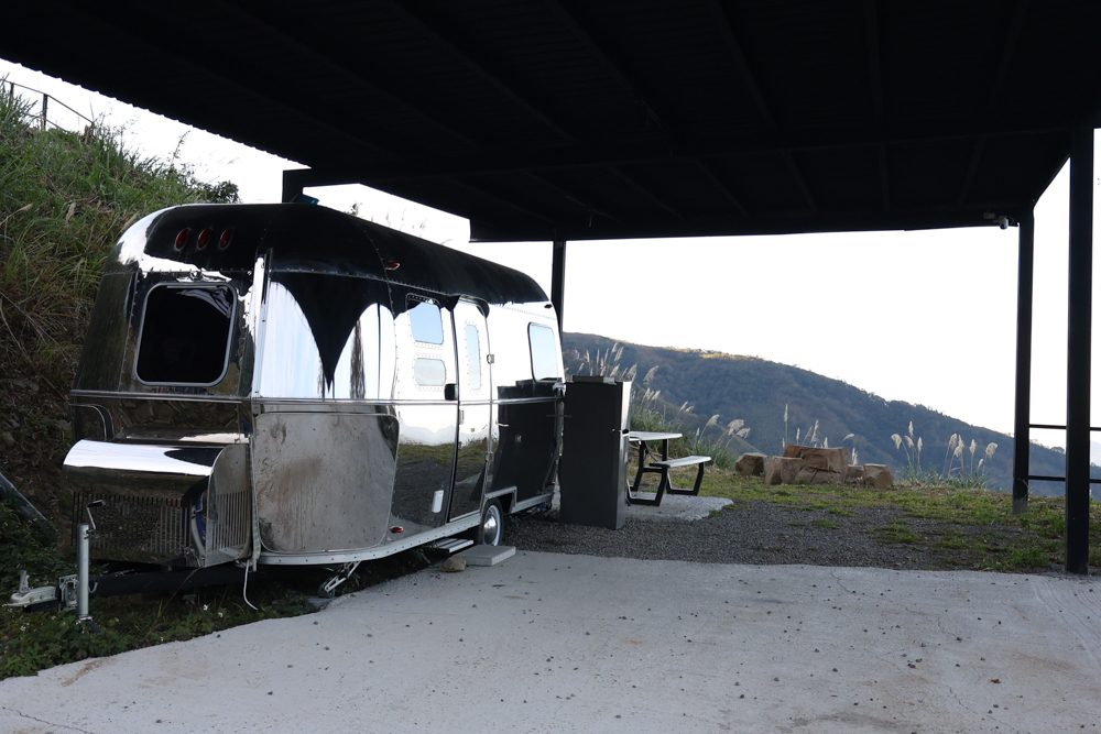 新竹尖石｜虹夕尖石 Villa 免搭帳露營區 ｜雲海山景、小木屋、太空艙、焚火爐夜景、寵物友善