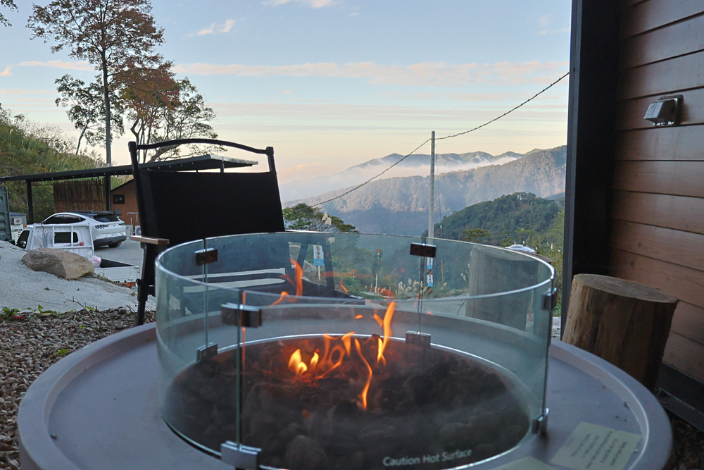 新竹尖石｜虹夕尖石 Villa 免搭帳露營區 ｜雲海山景、小木屋、太空艙、焚火爐夜景、寵物友善