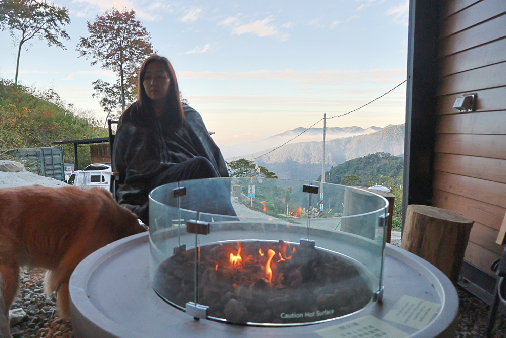 新竹尖石｜虹夕尖石 Villa 免搭帳露營區 ｜雲海山景、小木屋、太空艙、焚火爐夜景、寵物友善