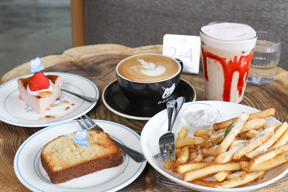 大白咖啡 DABAI CAFE|南投魚池山景玻璃屋咖啡廳、寵物友善餐廳、山景第一排、 帶毛孩一起看山喝咖啡 - 第20張圖 大白咖啡 DABAI CAFE|南投魚池山景玻璃屋咖啡廳、寵物友善餐廳、山景第一排、 帶毛孩一起看山喝咖啡