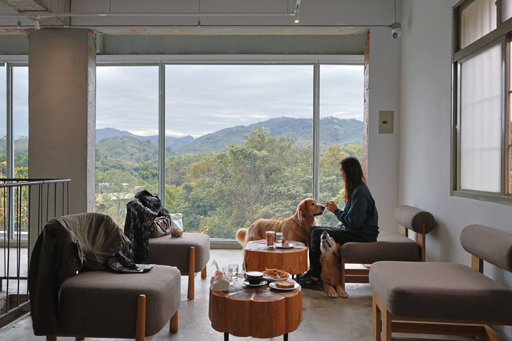 大白咖啡 DABAI CAFE|南投魚池山景玻璃屋咖啡廳、寵物友善餐廳、山景第一排、 帶毛孩一起看山喝咖啡 - 第17張圖 大白咖啡 DABAI CAFE|南投魚池山景玻璃屋咖啡廳、寵物友善餐廳、山景第一排、 帶毛孩一起看山喝咖啡