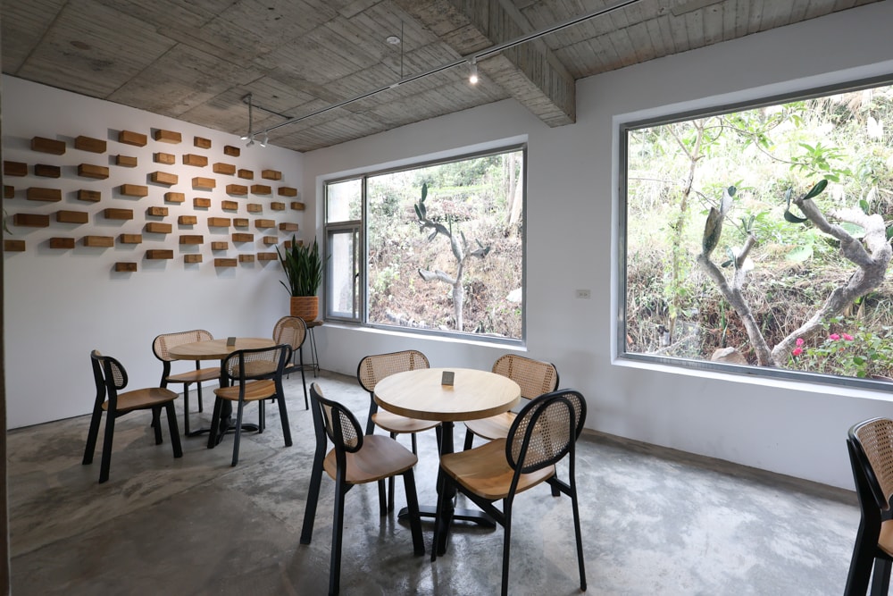 大白咖啡 DABAI CAFE｜南投魚池山景玻璃屋咖啡廳、寵物友善餐廳、山景第一排、 帶毛孩一起看山喝咖啡