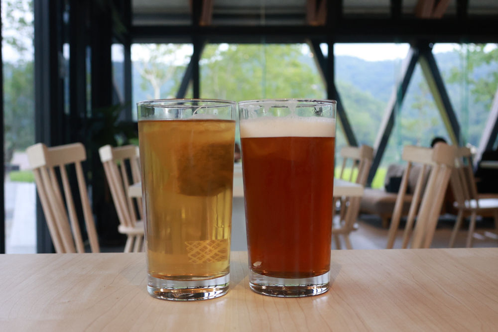 宜蘭礁溪咖啡廳推薦｜Herbelle Tea 湖畔茶屋。龍潭湖玻璃屋湖景第一排，寵物友善可帶毛小孩