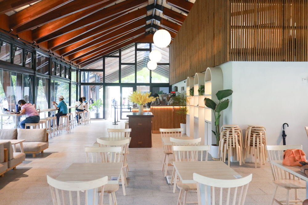 宜蘭礁溪咖啡廳推薦｜Herbelle Tea 湖畔茶屋。龍潭湖玻璃屋湖景第一排，寵物友善可帶毛小孩