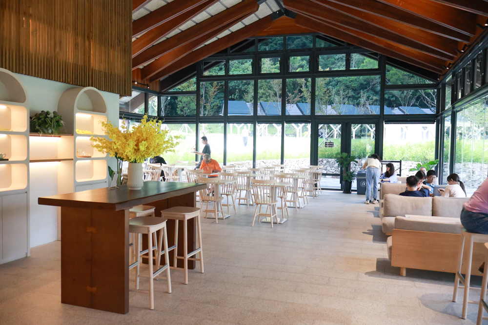 宜蘭礁溪咖啡廳推薦｜Herbelle Tea 湖畔茶屋。龍潭湖玻璃屋湖景第一排，寵物友善可帶毛小孩