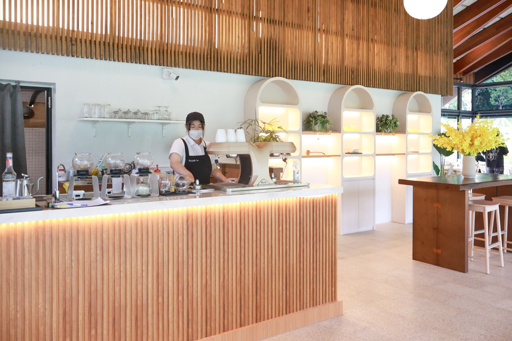 宜蘭礁溪咖啡廳推薦｜Herbelle Tea 湖畔茶屋。龍潭湖玻璃屋湖景第一排，寵物友善可帶毛小孩