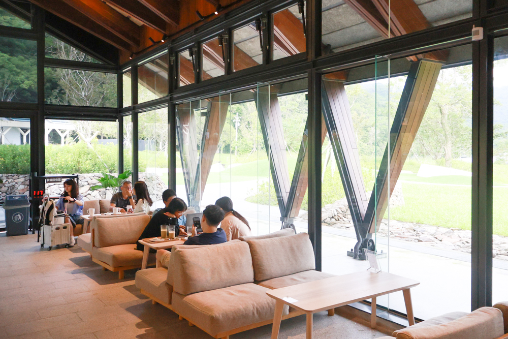 宜蘭礁溪咖啡廳推薦｜Herbelle Tea 湖畔茶屋。龍潭湖玻璃屋湖景第一排，寵物友善可帶毛小孩