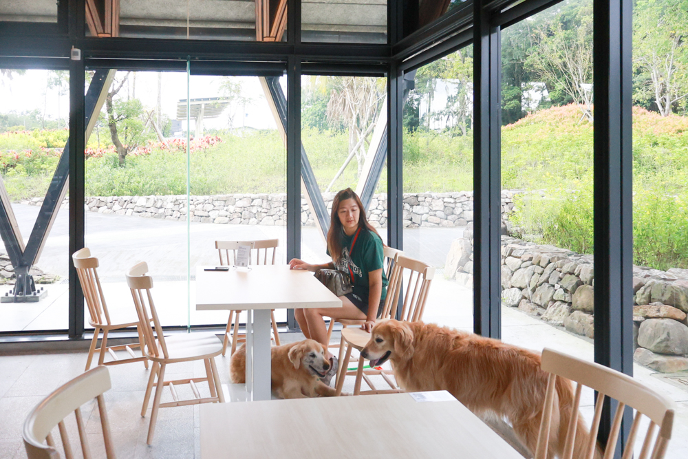 宜蘭礁溪咖啡廳推薦｜Herbelle Tea 湖畔茶屋。龍潭湖玻璃屋湖景第一排，寵物友善可帶毛小孩